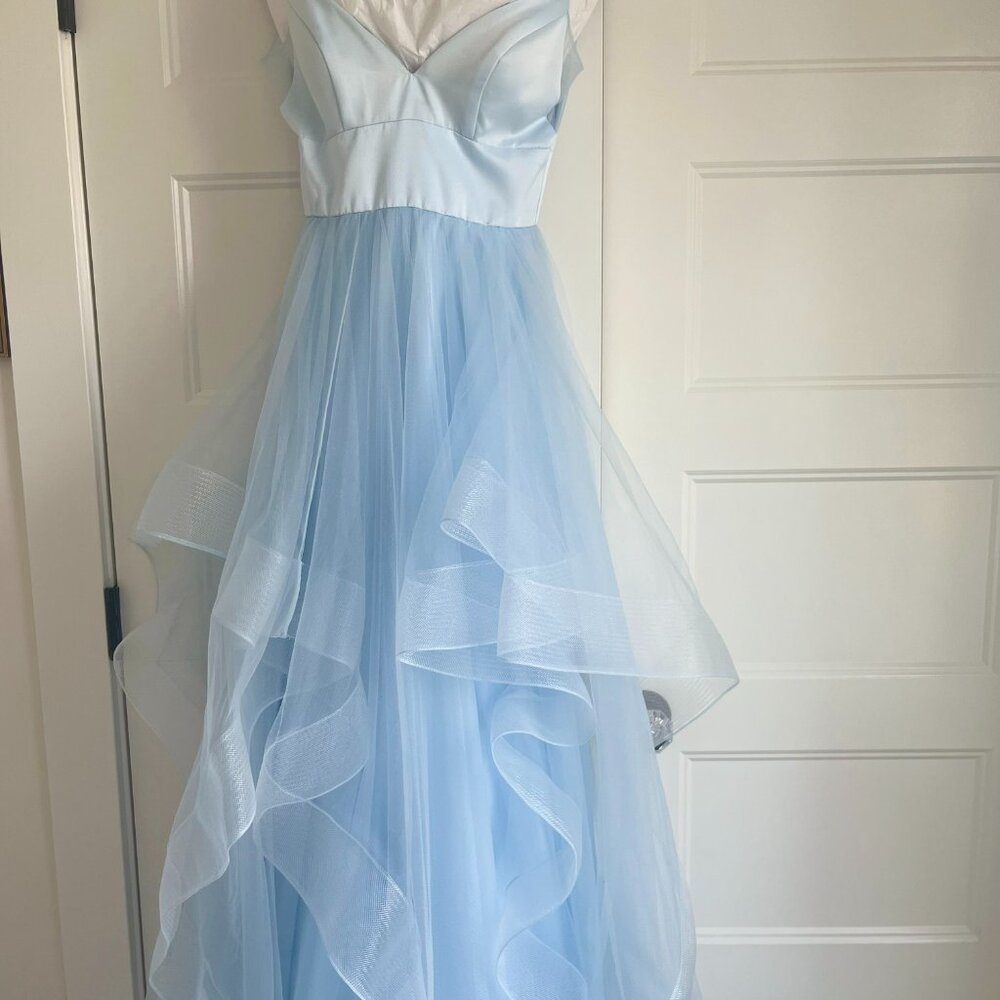 Madison James Cinderella Dress, baby blue, size 0
Bust 30
Waist 24
Length 60 - Picture 2 of 11